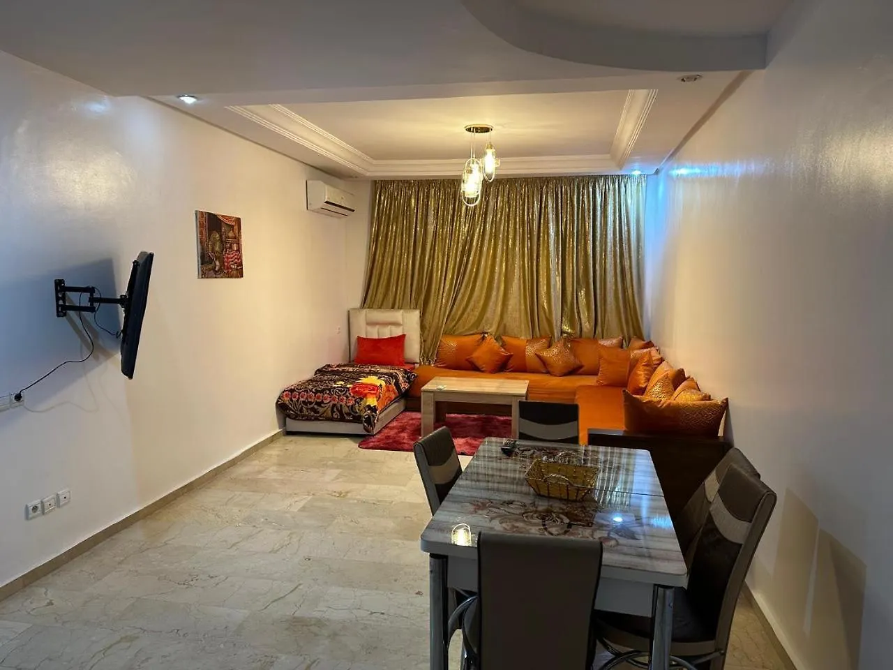 Le Chaleureux Avec Balcon 8 Face Gare Ctm Hivernage Marakeş