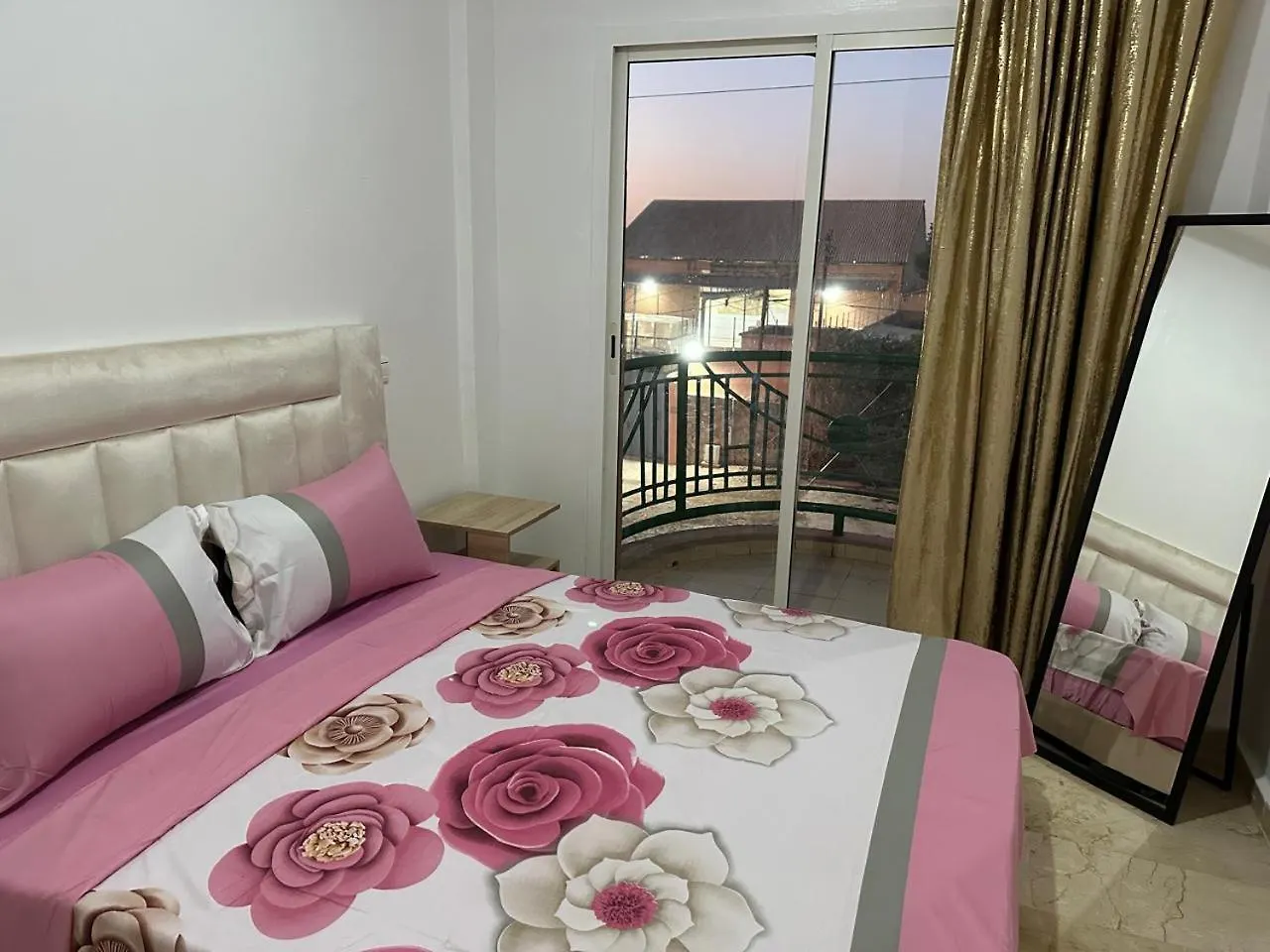 Le Chaleureux Avec Balcon 8 Face Gare Ctm Hivernage Marakeş Fas